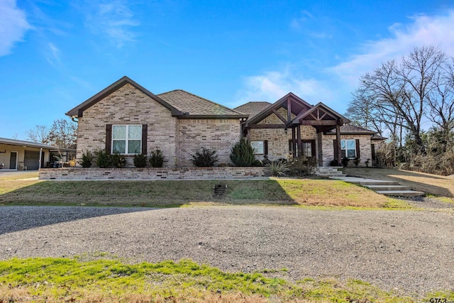 view of front facade featuring a front lawn