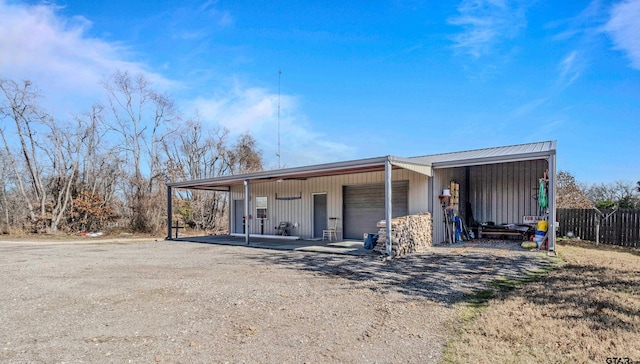 view of front facade featuring a garage