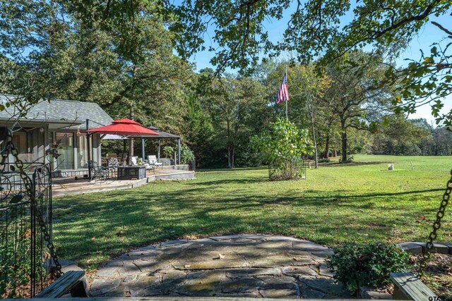 view of yard featuring a patio