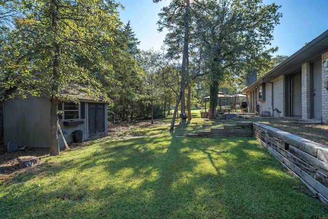 view of yard with an outbuilding