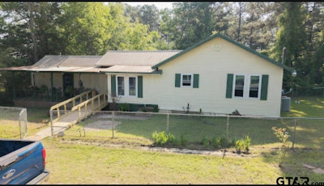 209 Kildare Rd, Linden, TX 75563 - view of front of property featuring a fenced backyard, a front yard, and central AC