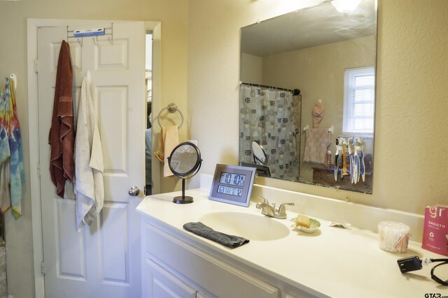 209 Kildare Rd, Linden, TX 75563 - full bath featuring curtained shower and vanity