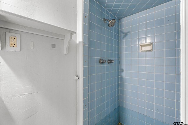708 E Loftin St, Tyler, TX 75701 - full bathroom featuring tiled shower