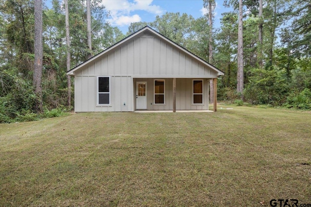 view of front facade featuring a front lawn