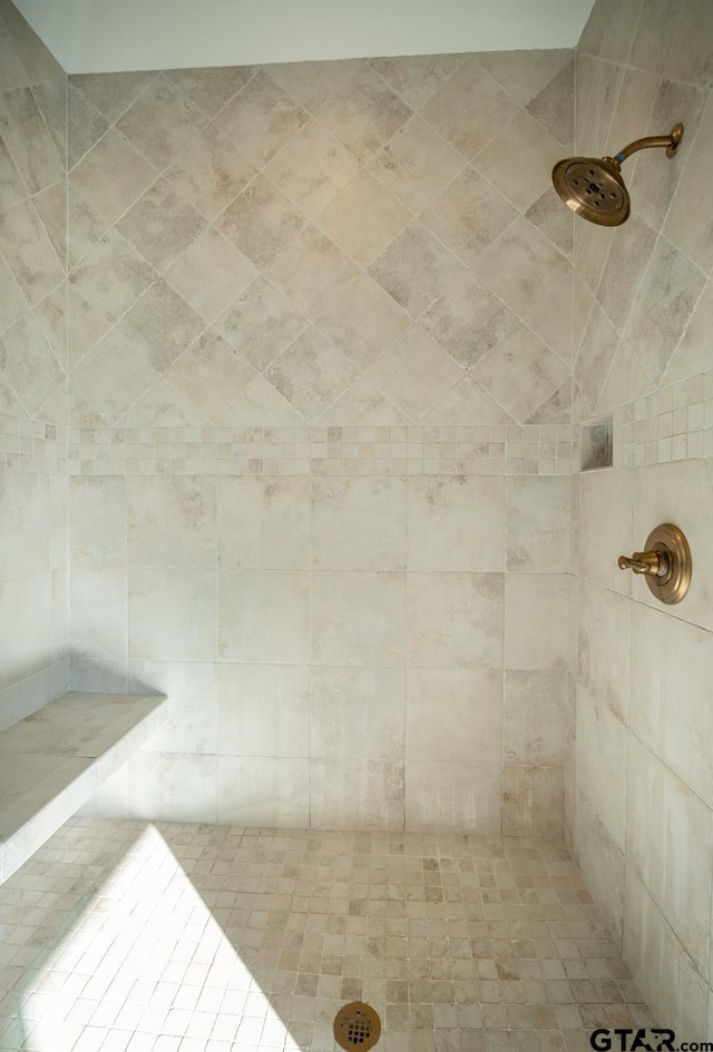 bathroom featuring tiled shower