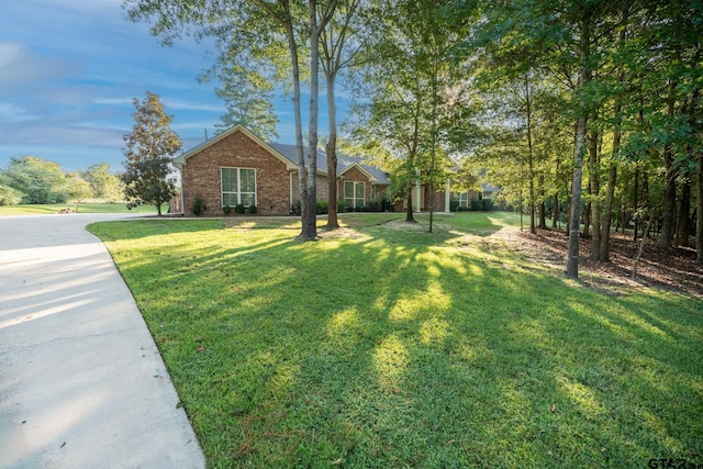 view of front of house featuring a front lawn