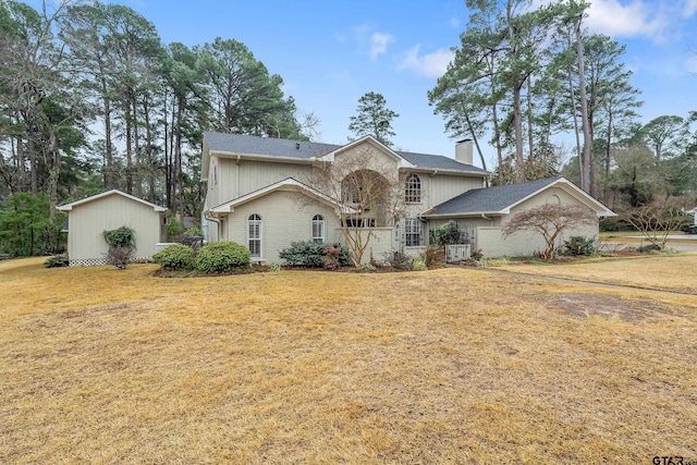 view of front of property featuring a front yard