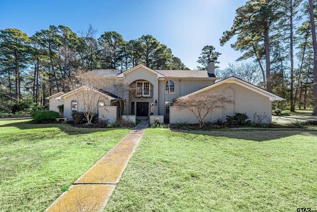 view of front facade with a front yard