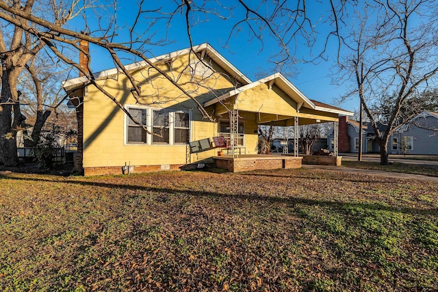 view of front facade with covered porch and a front lawn