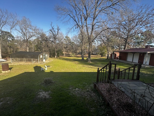 view of yard with an outbuilding