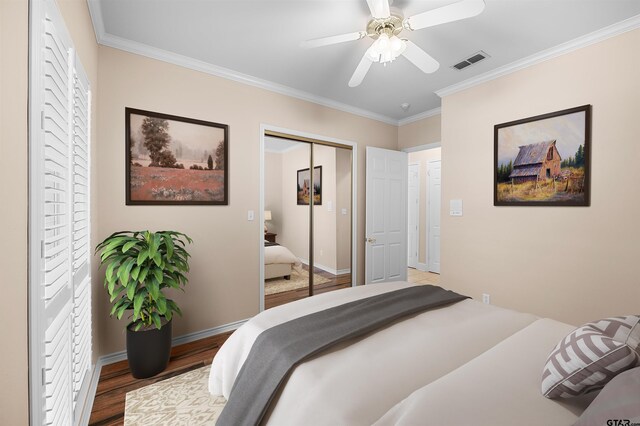 2322 Dietz Ln, Tyler, TX 75701 - bedroom with crown molding, wood finished floors, a closet, baseboards, and visible vents