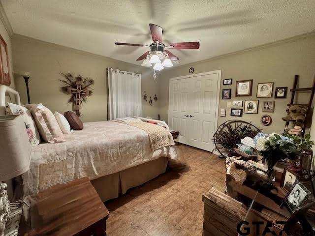 12239 Lovers Ln, Larue, TX 75770 - bedroom featuring a textured ceiling, crown molding, and a ceiling fan