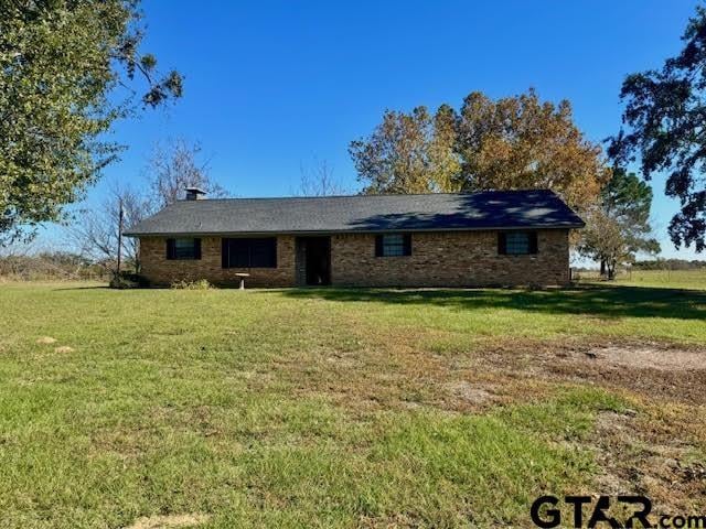 single story home with a front lawn