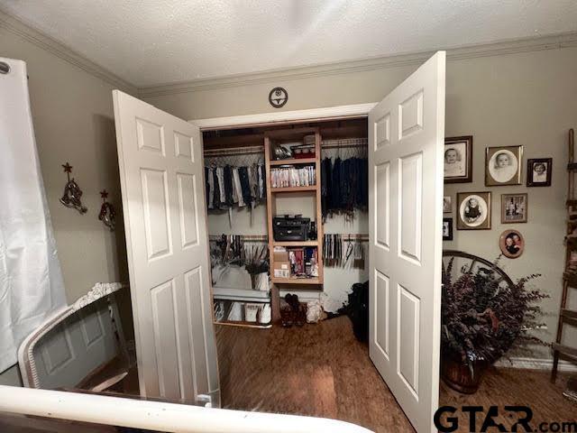 12239 Lovers Ln, Larue, TX 75770 - view of closet