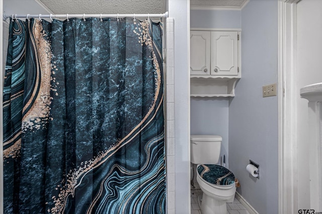 full bath featuring toilet, curtained shower, a textured ceiling, and baseboards