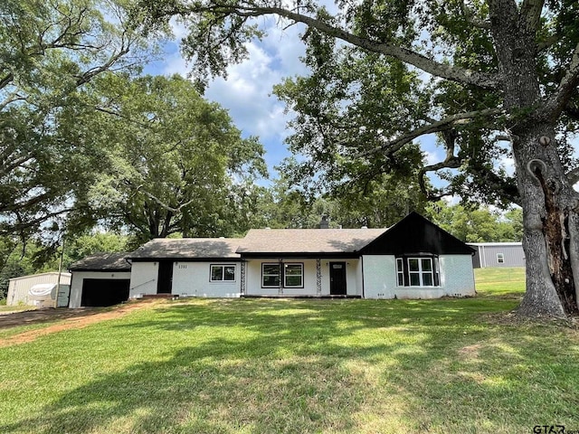 ranch-style home featuring a front yard