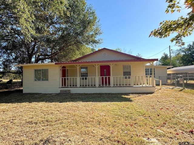 view of front of house featuring a porch and a front lawn