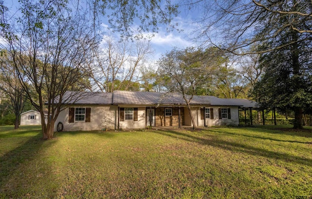 ranch-style home featuring a front lawn