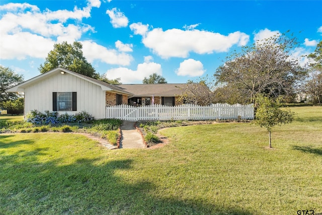 view of front of home featuring a front yard