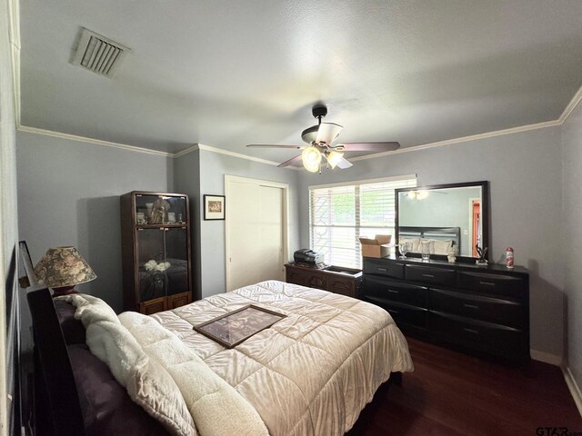 1207 E Redbud Ave, Crockett, TX 75835 - bedroom with dark wood-style flooring, ornamental molding, baseboards, visible vents, and a ceiling fan
