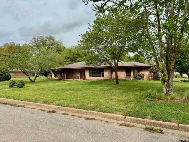 1207 E Redbud Ave, Crockett, TX 75835 - single story home featuring a front yard