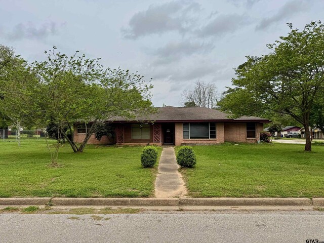 1207 E Redbud Ave, Crockett, TX 75835 - ranch-style house with a front yard