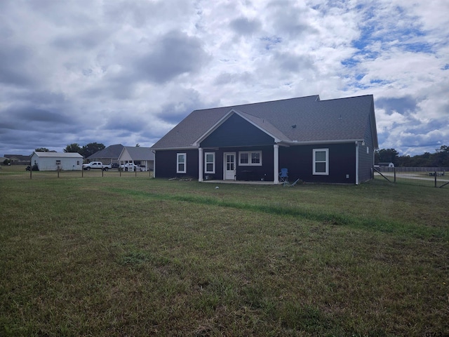 view of front of property featuring a front lawn and fence