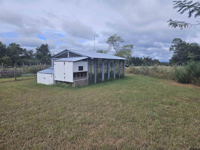view of yard featuring an outbuilding