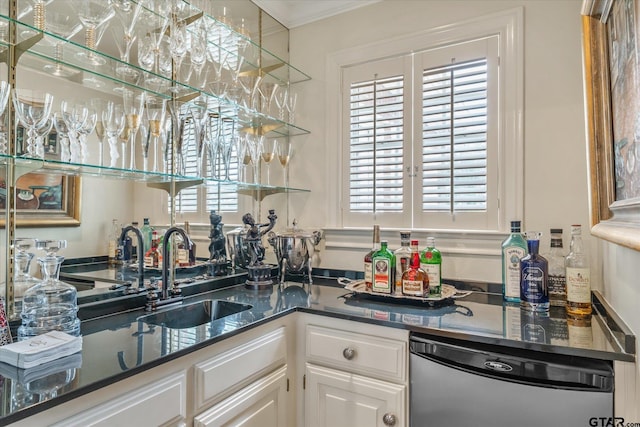 2003 Royal Oak Dr, Tyler, TX 75703 - indoor wet bar with dishwasher and ornamental molding