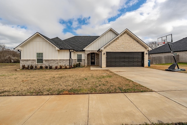 view of front of house featuring a garage and a front yard