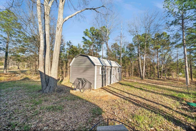 view of yard with a storage shed