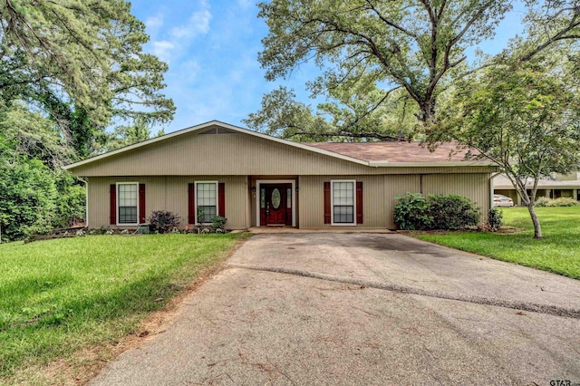 single story home featuring a front yard