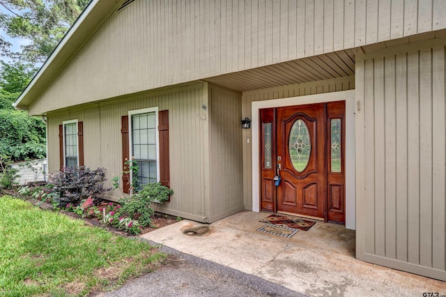 property entrance with covered porch