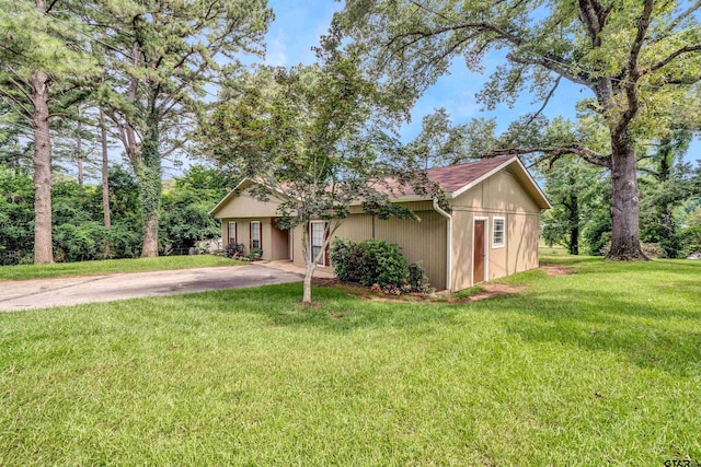 view of front of house featuring a front yard