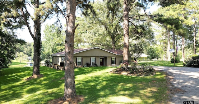 single story home featuring a front lawn