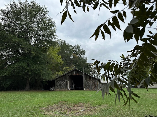 view of yard featuring an outbuilding