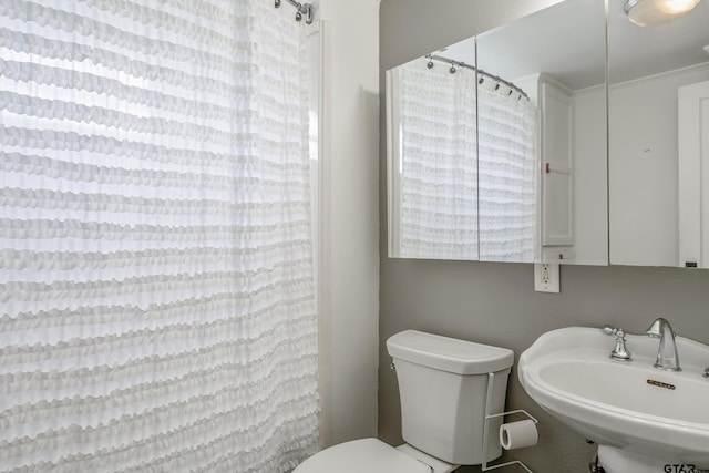 704 W 3rd St, Tyler, TX 75701 - full bath featuring a sink, toilet, and a shower with shower curtain
