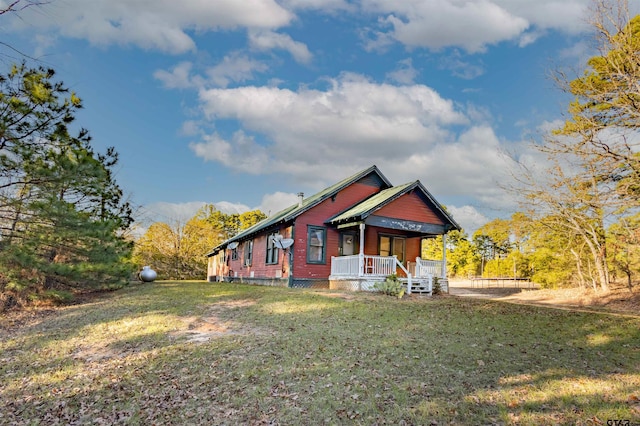 view of front of house with a porch and a front yard