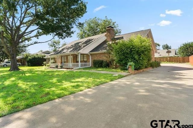 view of front of home featuring a front lawn