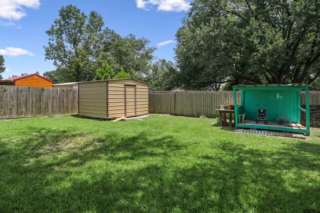 view of yard featuring a shed