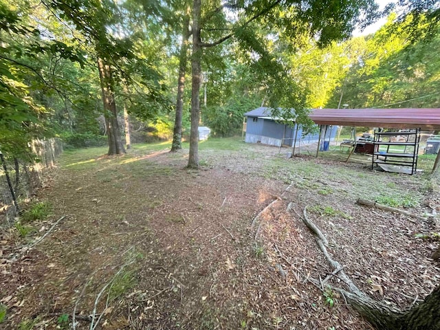 view of yard featuring an outbuilding