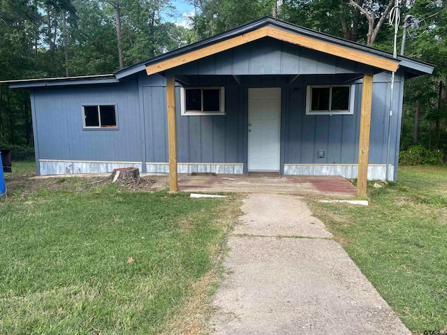 view of front of property featuring a front lawn