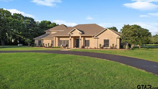 view of front of home featuring a front lawn