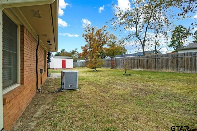 view of yard featuring a shed