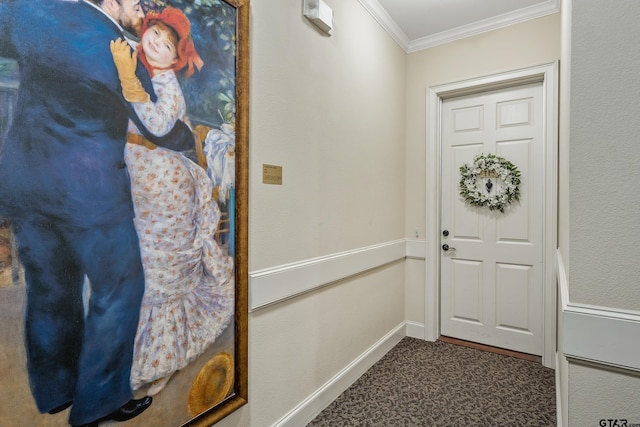 entryway featuring carpet floors and ornamental molding