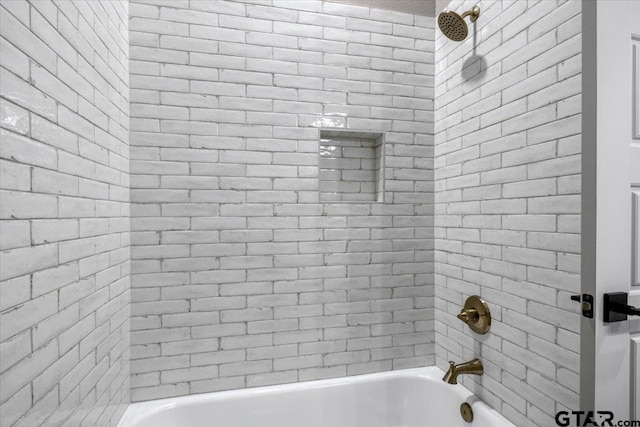 bathroom with tiled shower / bath combo