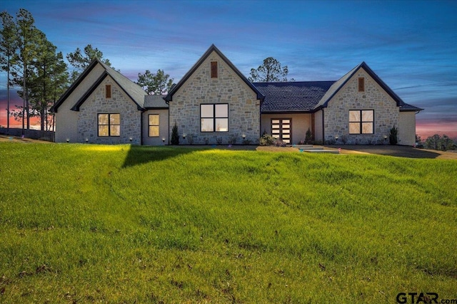 view of front of home featuring a lawn