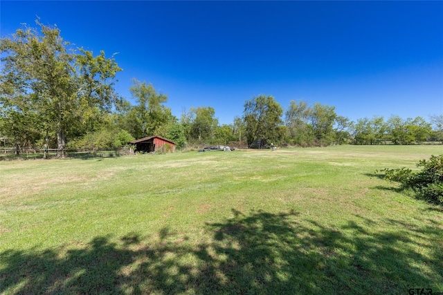 view of yard featuring a rural view