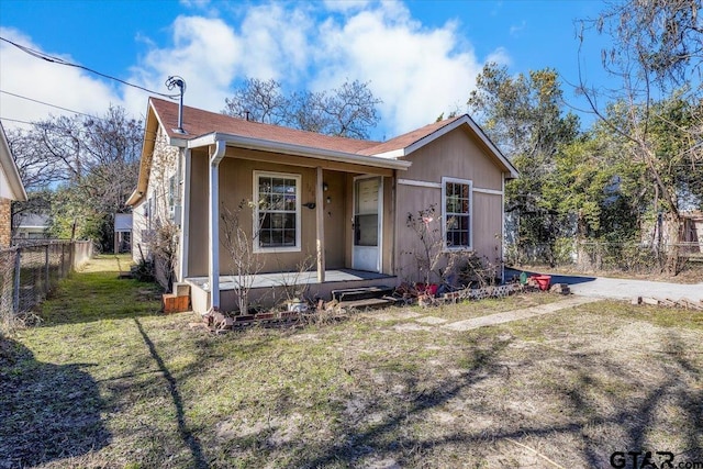 view of front of property with a front lawn