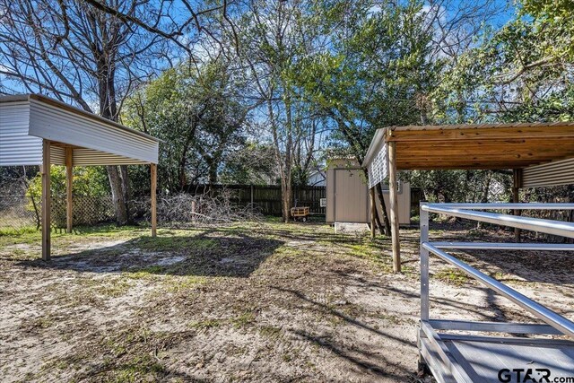 view of yard featuring an outdoor structure